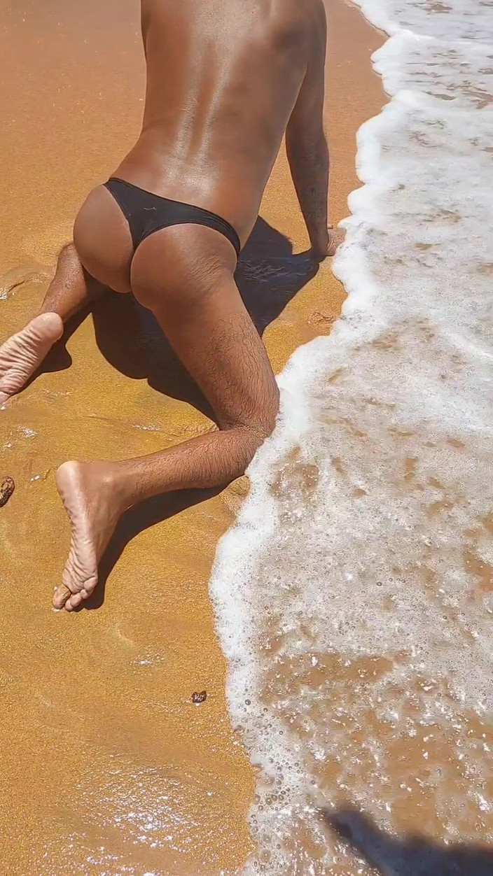 Ladysilvas: 팬티를 입고 핫한 엉덩이를 보여주는 해변의 Ladysilva