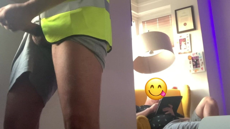 Hot dick in your ass: Mentre dipingevo il muro, mi arrapai e mi sego davanti...