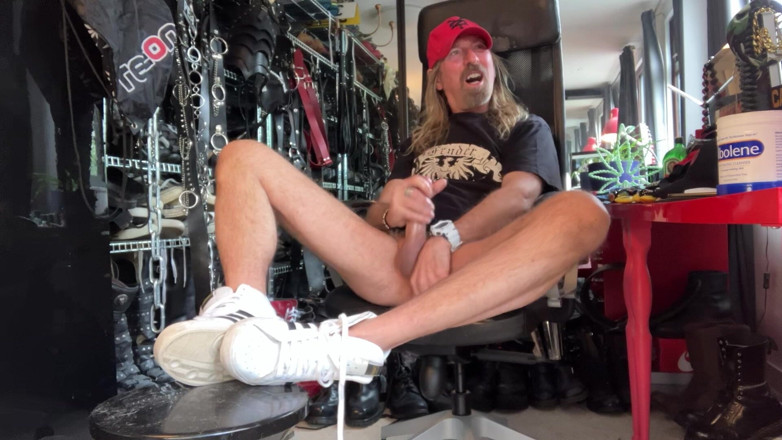 Longhairdude: Longhairdude si sega e viene con trainer adidas bianchi, cappello...
