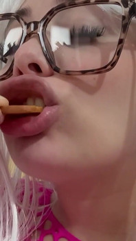 Madrasta adora comer, então ele come chips em uma fantasia de cosplay e ama a comida