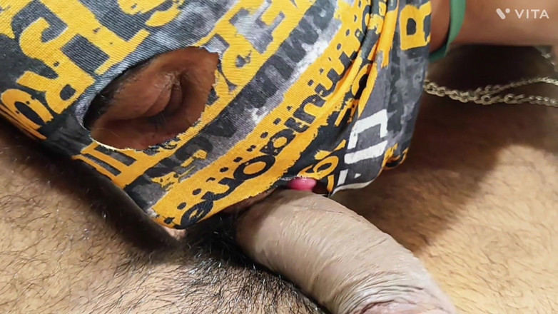 TWINKISH001: Une jolie fille de Delhi suce la reine du sexe...