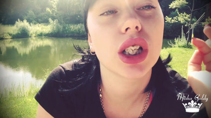 Goddess Misha Goldy: Duck face outdoor, making my lips much bigger!