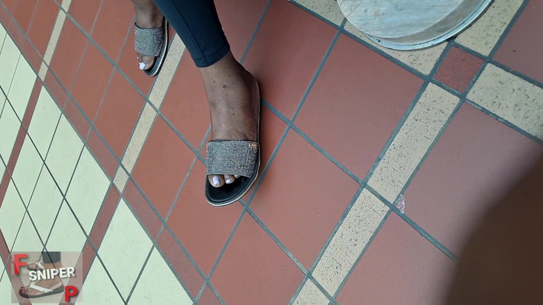 Foot Patrol: Trabalhadora Senhora Ébano com pés gordinhos com dedos rosa
