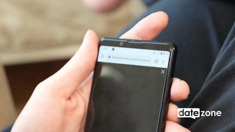 Datezone: La casalinga matura seduce un ragazzo di 19 anni per scoparla...