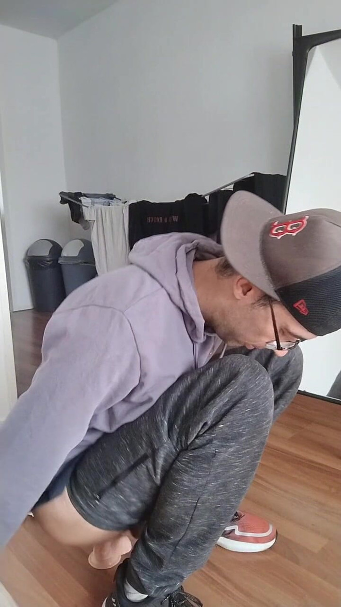 Roommate Jermain: Endonezyalı oğlan dildoyla sikişiyor