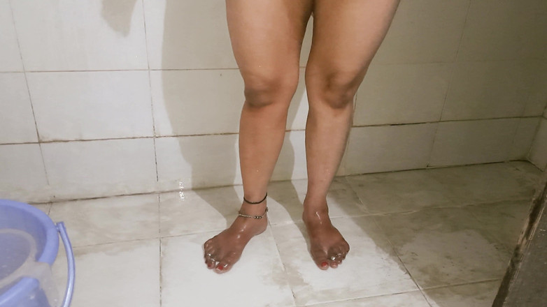 Play boy Maddy: Pooja Bhabhi kąpanie się przed jej Dever