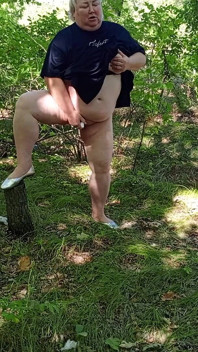 Madrastra en el parque se masturba el coño con un poderoso chorro