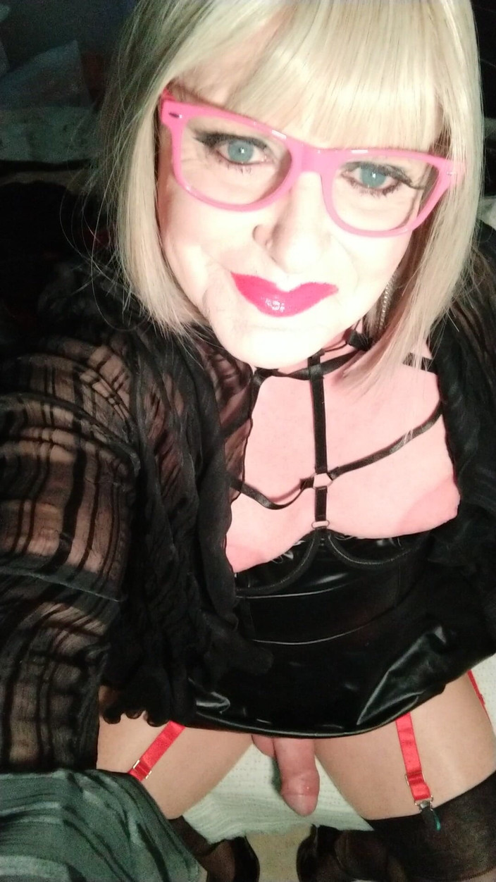 Emma Browne: Tits Out Tranny Bedroom Fun