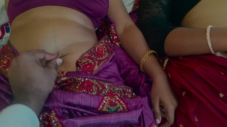 Laxi ammu: गृहिणी तीन लोगों की चुदाई रोलप्ले चुदाई