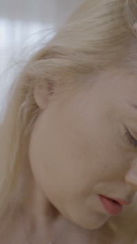 Rondborstige blonde milf plaagt langzaam haar druipende poesje
