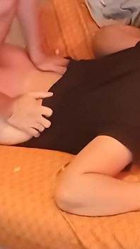 Nevlastní Táta Používá Mou Kundičku, Aby Tě V Ní Uvolnil