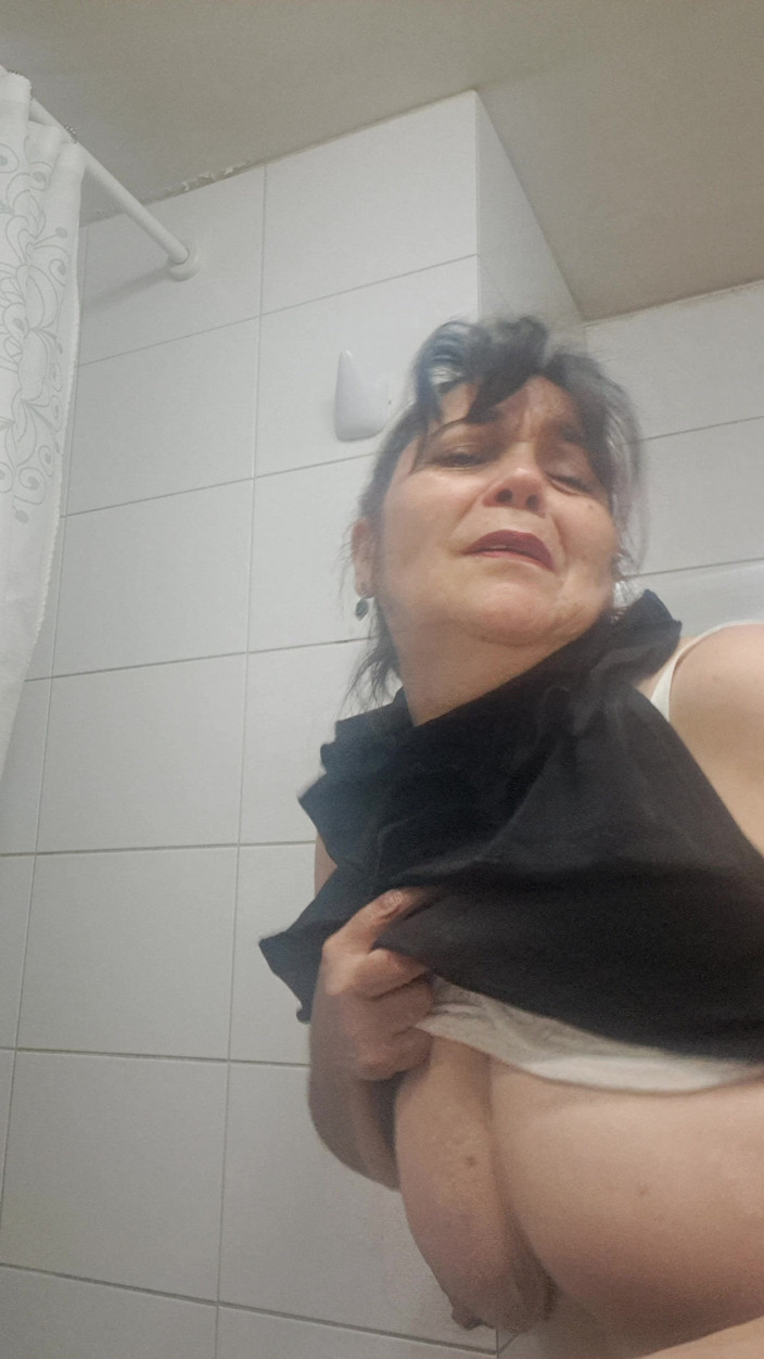 Mommy big hairy pussy: Mamma föreställer sig att ha hemligt sex med honom i...