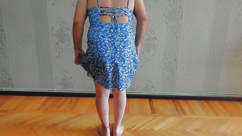 Kitty_Cross: La bella effeminato si muove lentamente mentre sorride carina stasera