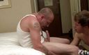 Gay Diaries: Twink cara chupa homem tatuado com pau grande e engole...