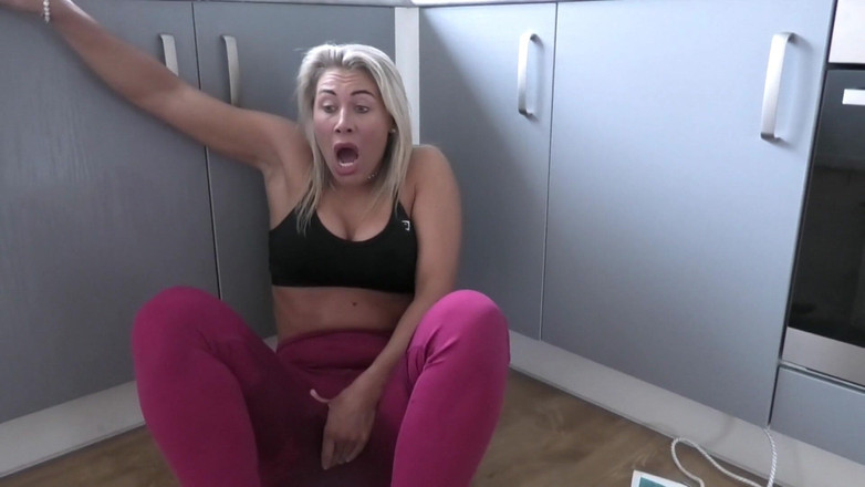 CALLIE ROKS: 的callie无法抗拒机会窥探她