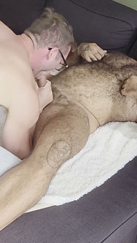 Un salivoso pervertito magro prende un grosso cazzo