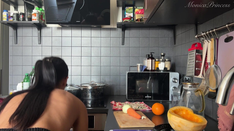 Princess Monica: Gătit și coacere vase de dovleac topless