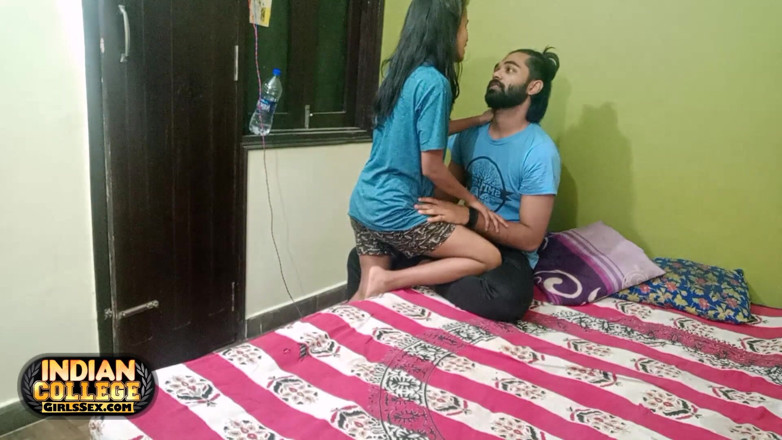 Hindi-Sex: Soczysta 18-letnia chuda dziewczyna Desi zerżnięta przez indian Hunk
