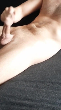 Wirklich geiler schmutziger typ masturbiert großen schwanz, während laut stöhnen und schütteln, orgasmus abspritzen