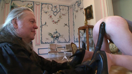 Absolute BDSM films - The original: Ponižující stará a mladá kundička penetrovaná v poloze na pejska