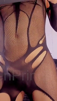 Femboy Ken se costumează în curvă și se joacă doar cu verca lui în colanți