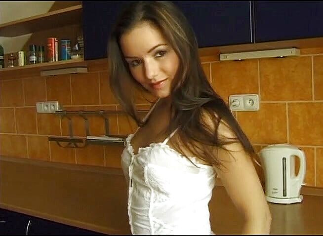 Flash Model Amateurs: Stunning teen with a hot body shows off her pussy