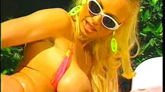 Hermosas rubias de grandes pechos hacen el amor en la piscina