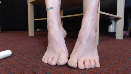 Abby Anna: Espectáculo de uñas naturales con dedo del medio