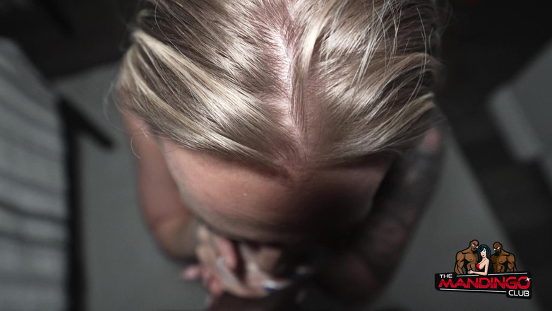 The Mandingo Club: Une Blonde Tatouée Se Fait Baiser Et Éjaculer Dessus À Las Vegas...