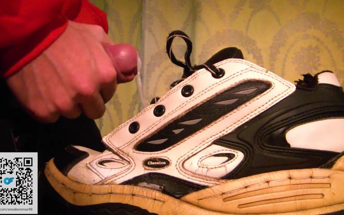 Sneakersmax98: Compilation di sborrate sulle scarpe da ginnastica parte 1