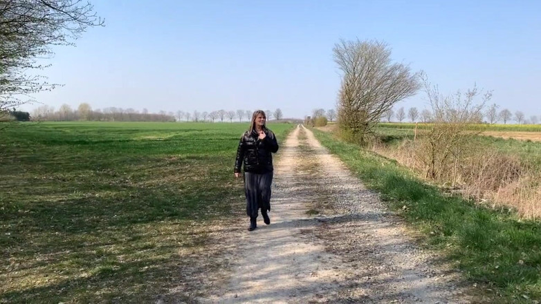 SweetSusi: Pisciata mentre cammina fuori