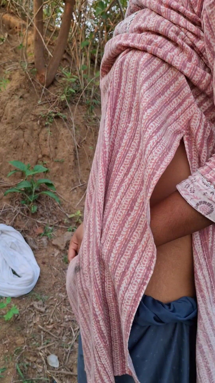 Priya_sex: Indická desi manželka venkovní sex Desi vesnická tetička venkovní sex...