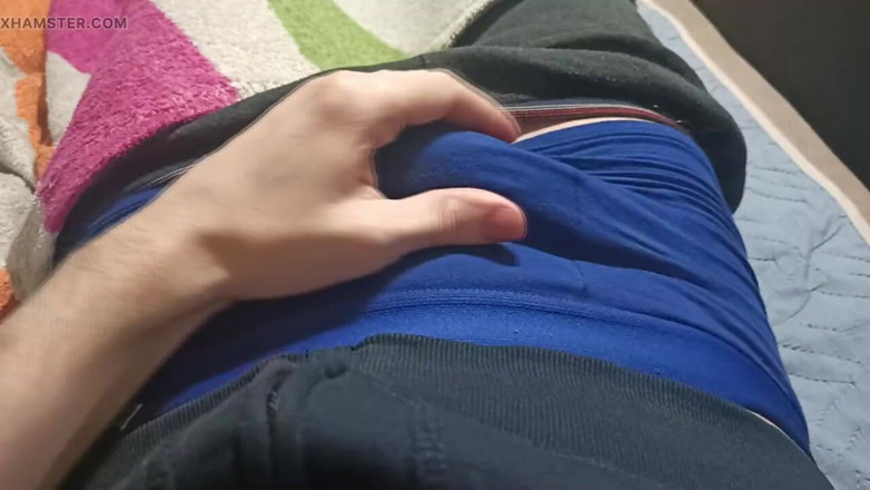Pasha: Muž V Modrých Kalhotkách Si Hraje S Penisem, Třel Ho