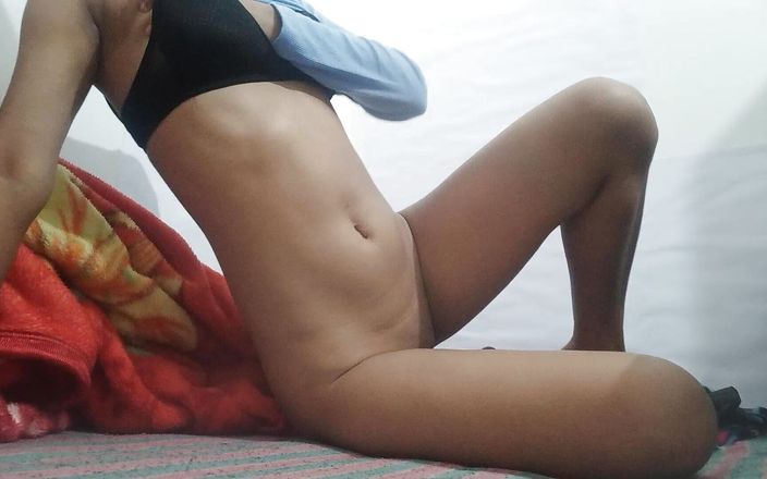 Desi Girl Fun: Roztomilá indická dívka dělá nahé focení.