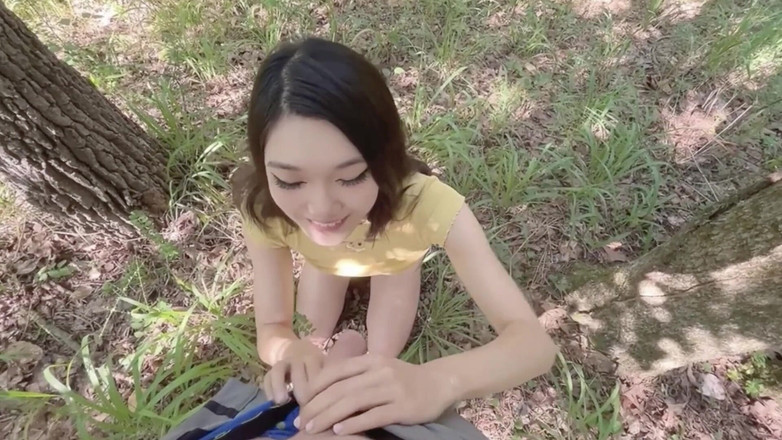 Petite creampie Asian Cumdump sluts: 아시아계 의붓여동생이 숲속에서 나를 빨아준다