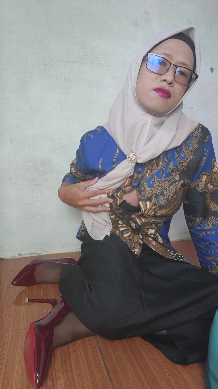 Mitha Shemale: Busty Hijab Trans Dildoing Her Anus and Masturbates