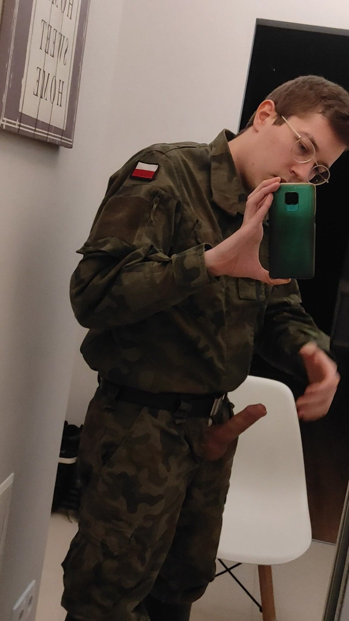 Gayfucker25: Ein Soldat wichst in den Stiefeln eines Offiziers