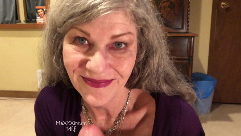 MaXXXimumMilf: Blowjob panas matang seksi dan menelan semasa menunggang dildo! Maxxximummilf