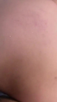 Une MILF asiatique mature chevauche une bite et jouit avec un vibromasseur