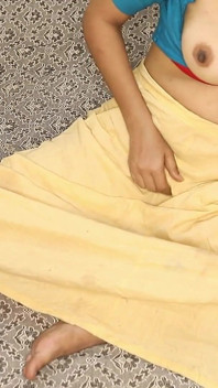 セクシーな隣人は村の男の子と楽しんで、家で犯された猫はおっぱいを誘惑しました