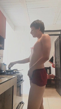 สาวฟิมบอยตัวเล็กหน้าหวานก้นใหญ่ ทำอาหารแบบเปลือยกาย โชว์ก้นและควยแข็งอร่อยๆ