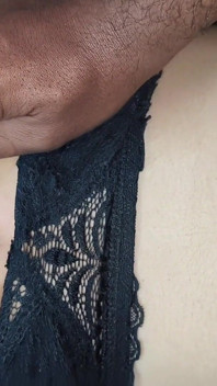 Soție indiancă sexy purtând sutien negru și spermă în gură