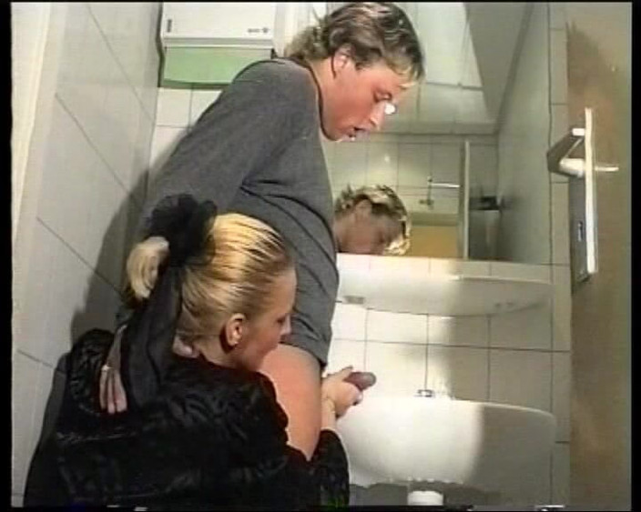 Deutsche Frauen: Si jalang blonde dari Jerman menghisap zakarnya selepas kencing