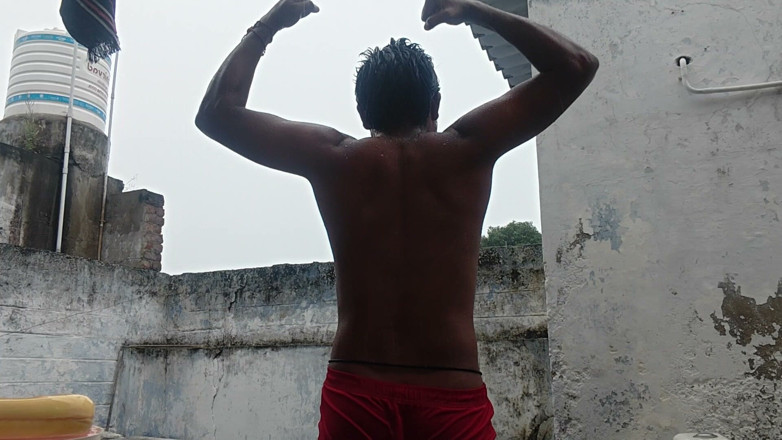 KUMBHA MANOJ KUMAR: Xhard - Nettoyage des toilettes dans un village