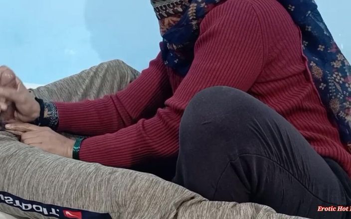 Netu: Indianca Desi Bhabhi îl masturbează pe Devar cu o labă foarte...