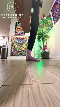 6'7 Giantess Miażdży ziemię w sandałach Intensywne slow-mo stomps POV