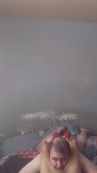 Yaşlı adam 18 yaşındaki minyon genç kızın amını yalıyor ve elle muamele çekiyor