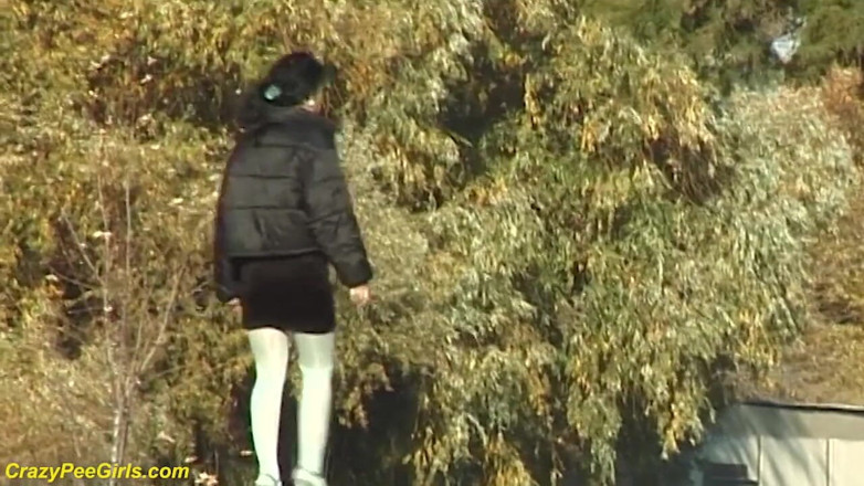 Crazy pee girls: Дівчина в колготках писяє на сходи