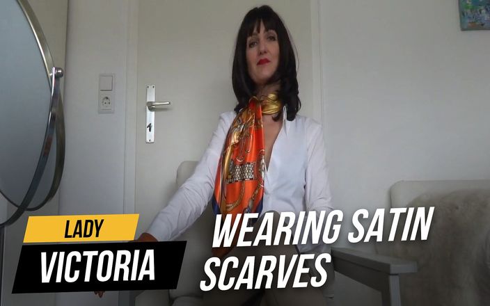 Lady Victoria Valente: Satin scarfs passande med vit blus och byxor