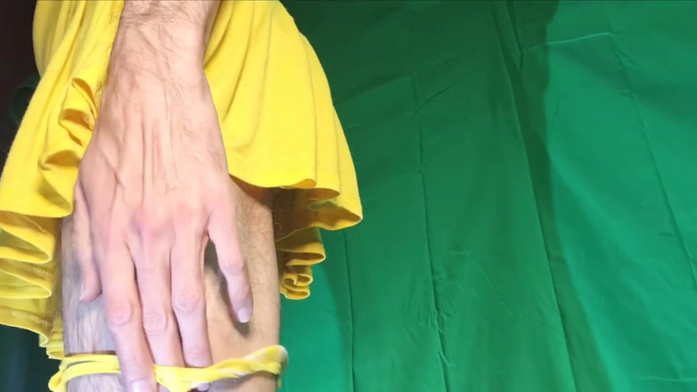 HeIsSooThin: Drobná žlutá kostková tanga pod žlutou sukní